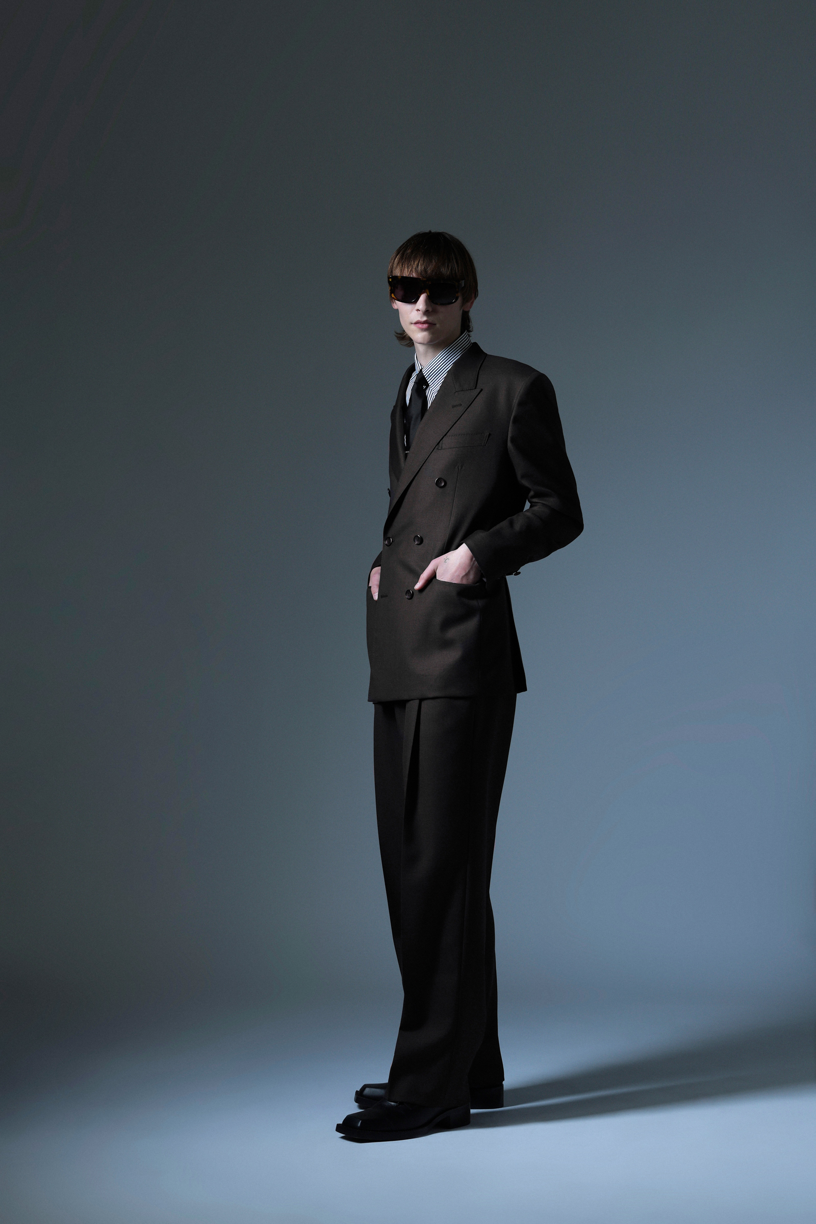 ジョン ローレンス サリバンが定番スーツを刷新、デザインや色展開を