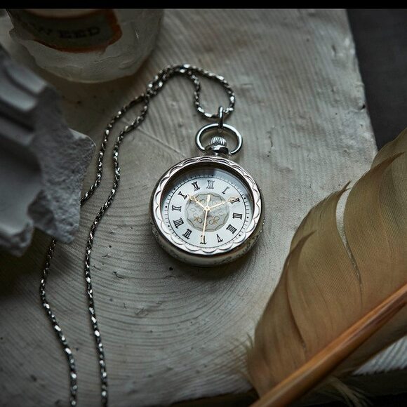 滋賀の時計工房と作った 可憐な仕上がりの懐中時計〈シャイニー