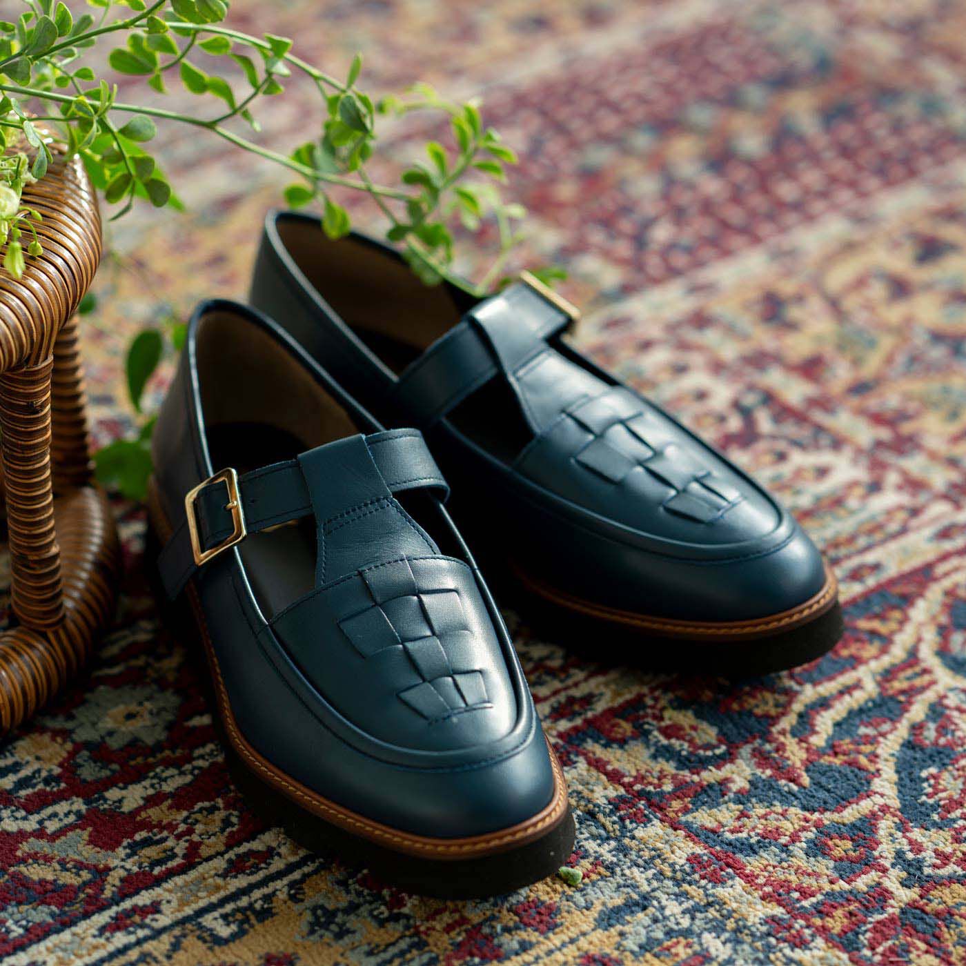 靴デザイナーの理想で仕上げた 職人本革のTストラップローファー