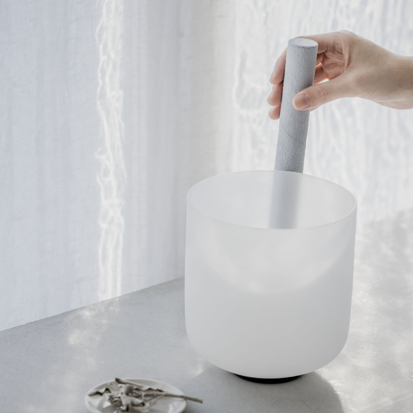 心整える癒やしの時間 倍音を奏でる水晶のシンギングボウル｜SeeMONO