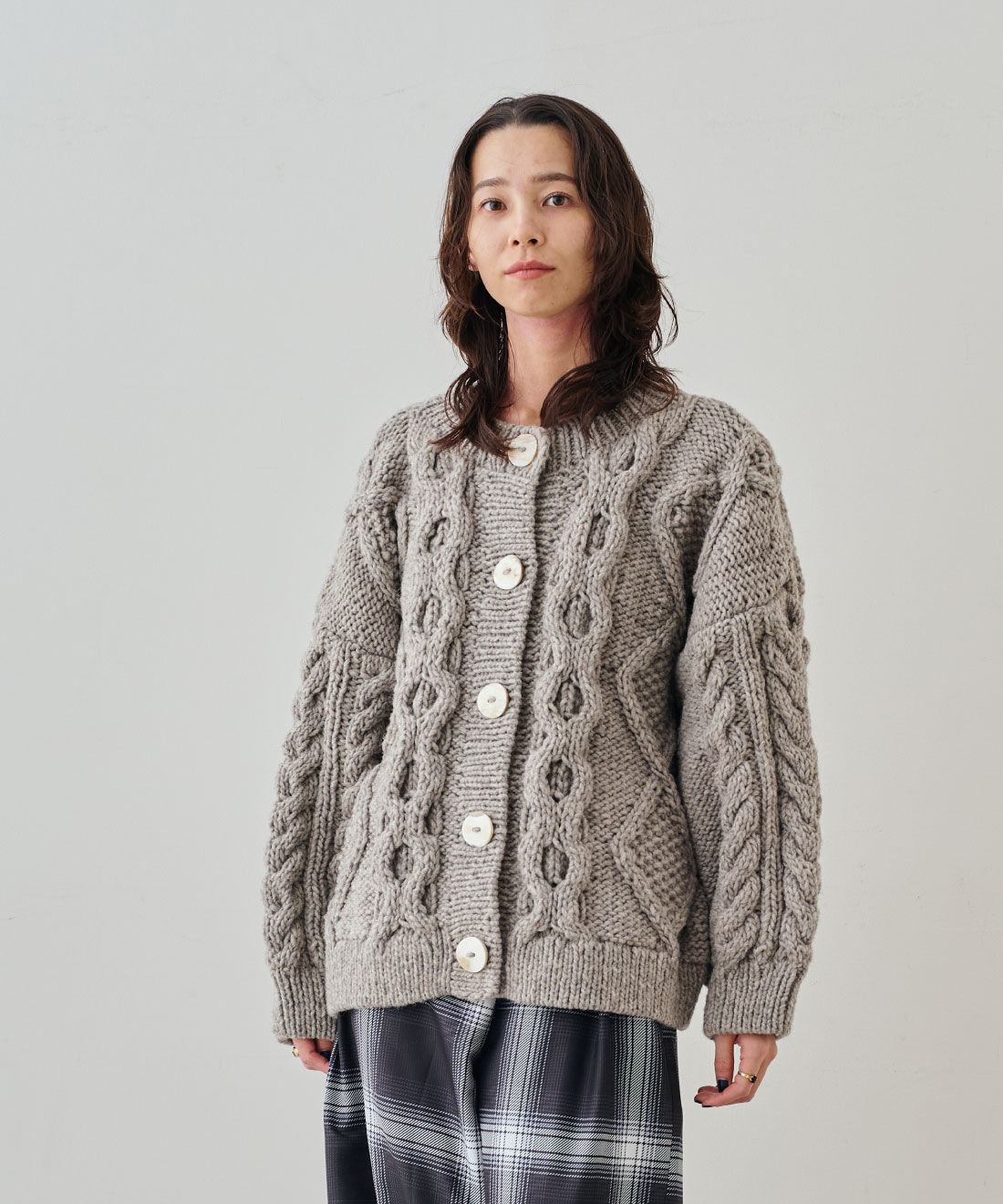 MEDE19F ペルーで手編みされたケーブルニットカーディガン〈グレージュ