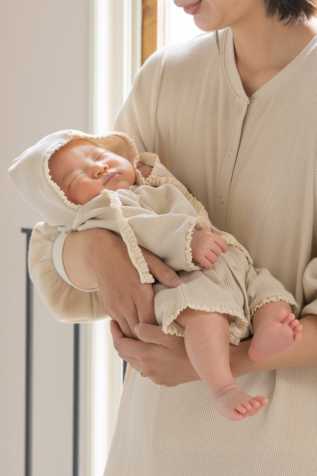 Moredde セレモニーにも使える ロンパース＆ボンネットセット〈ライト