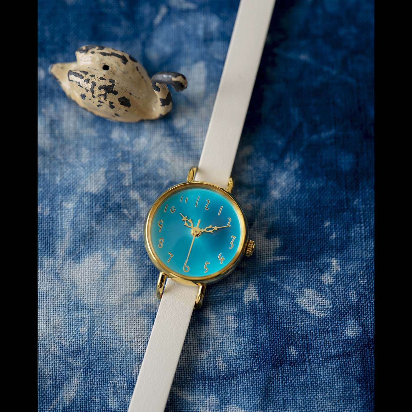 金沢の時計職人が手掛けた エメラルドの湖に見惚れる腕時計〈白鳥色