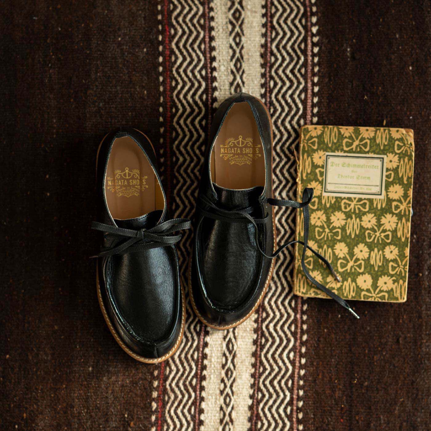 長田の靴職人が作った 職人本革のモカシンシューズ〈ブラックスピネル
