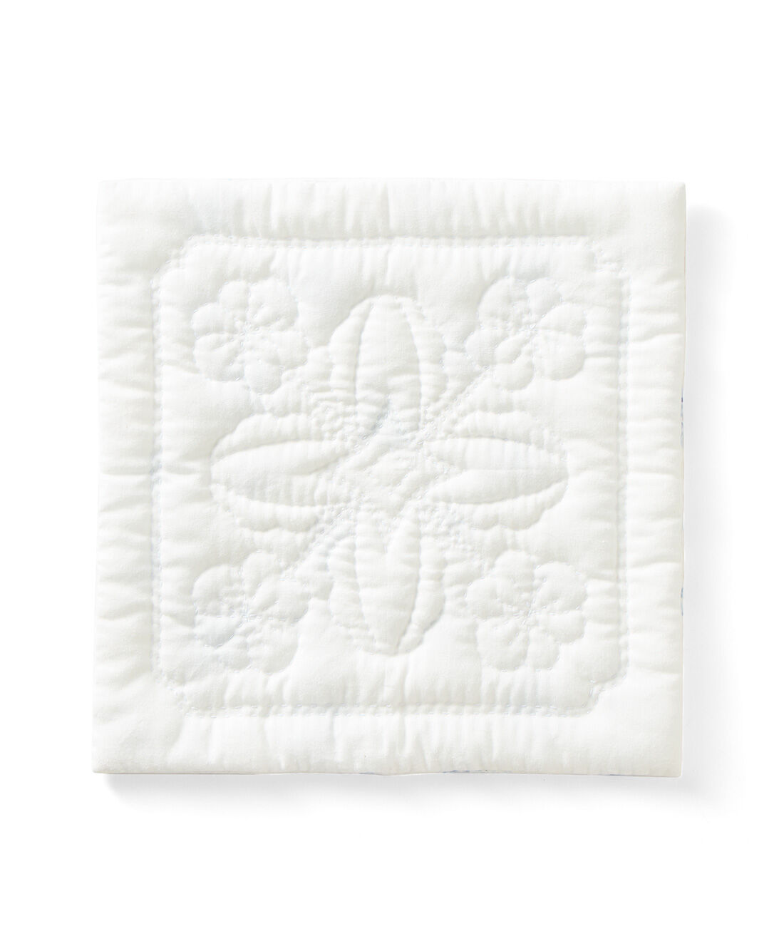 美しい花のレリーフをつなぐ真っ白なキルトの会｜Couturier[クチュリエ