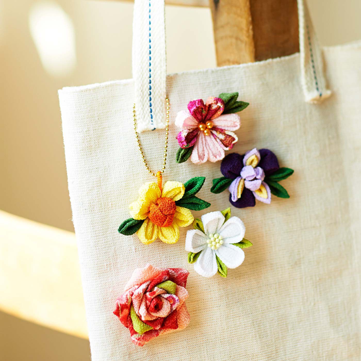 小さな一輪に個性がキラリ つまみ細工の花図鑑の会｜Couturier