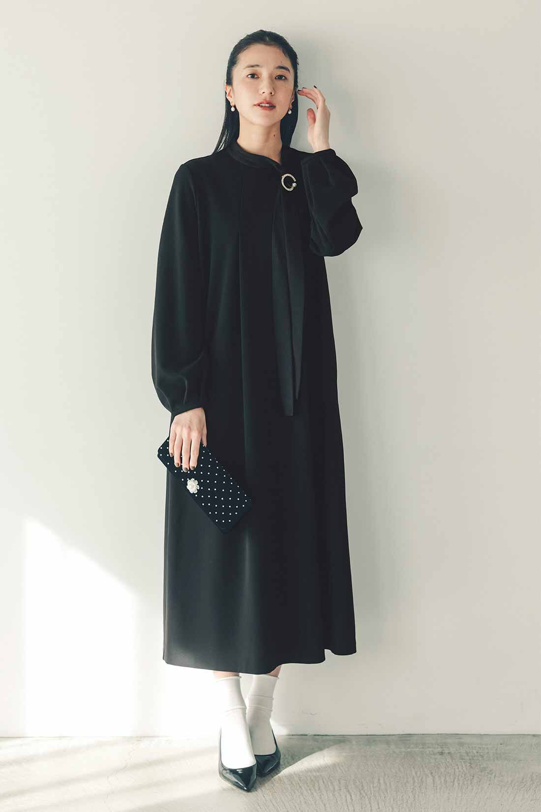 リブ イン コンフォート ブローチ付きで華やぐ ぐい伸びカットジョー