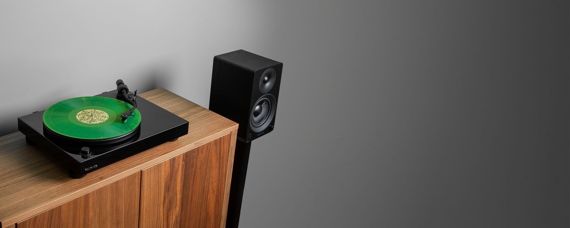 RT81 Hi-Fi Vinyl Turntable with Ai41 Powered 5