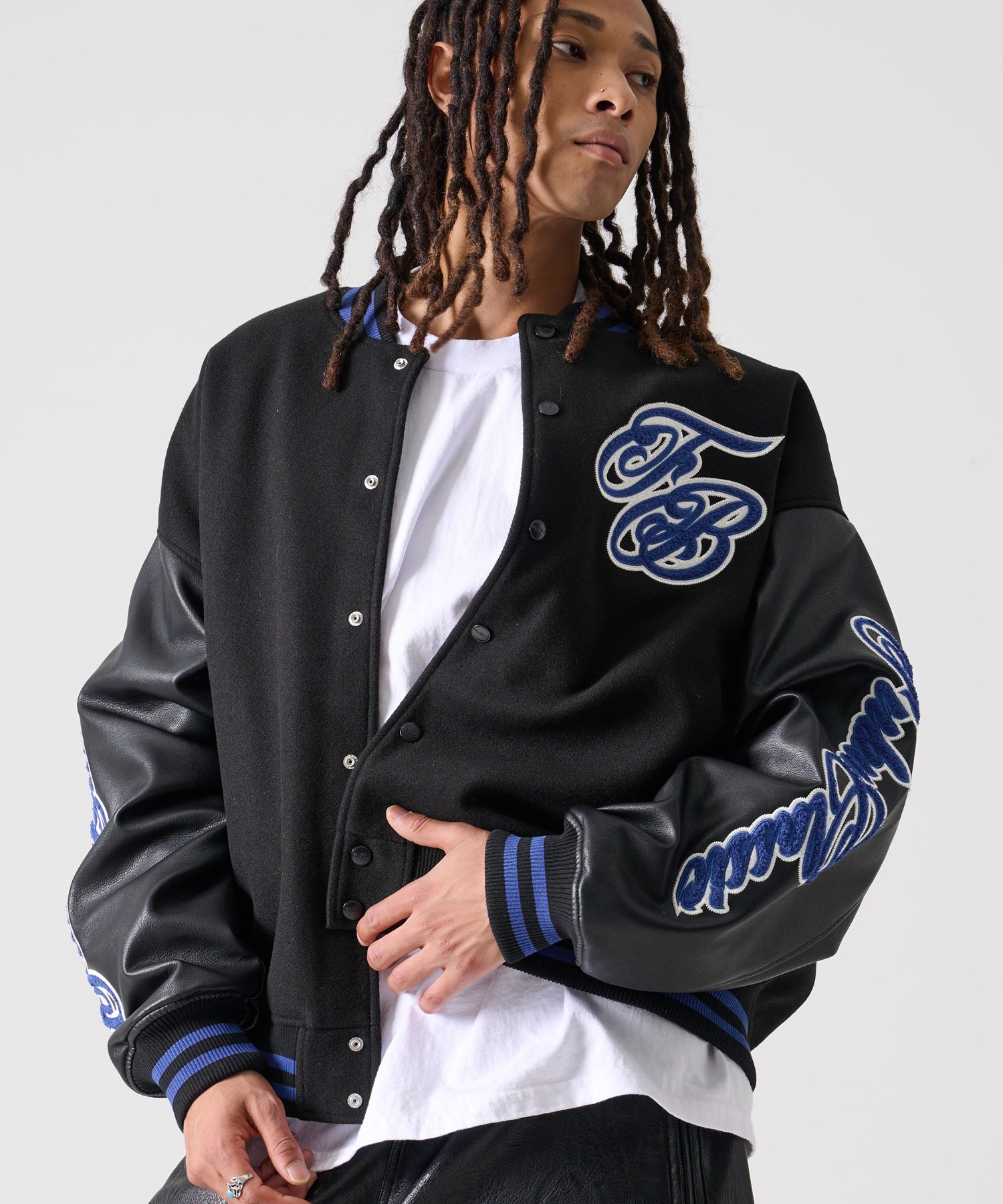 FUBU フブ フェイクレザー スタジャン バーシティジャケット。FUBUは