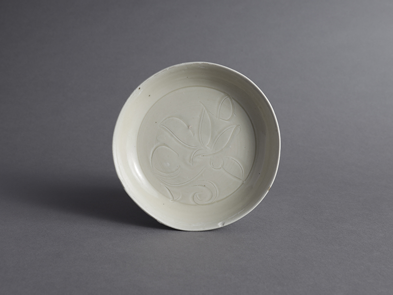 古美術 吉戸 - 宋時代 定窯白磁刻花皿 | 古美術品専門サイト fufufufu.com