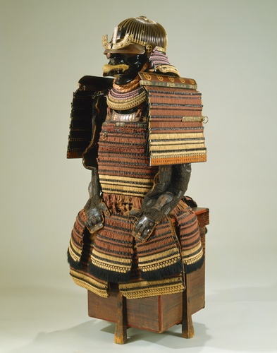 小札紫糸威白糸腰裾取胴丸具足 | 島津家伝来（推定） | 収蔵品詳細