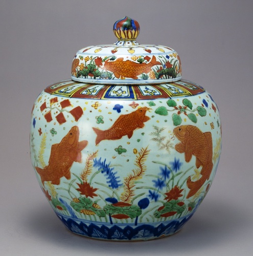 五彩魚藻文壺 | 景徳鎮窯 | 収蔵品詳細 | 作品を知る | 東京富士美術館