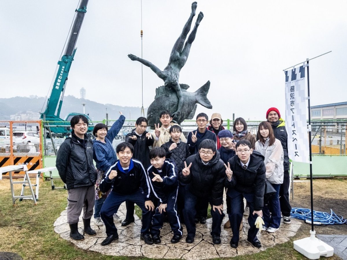 パブリックアートを知ろう！高校生と一緒に「まちの彫刻」ピカピカ