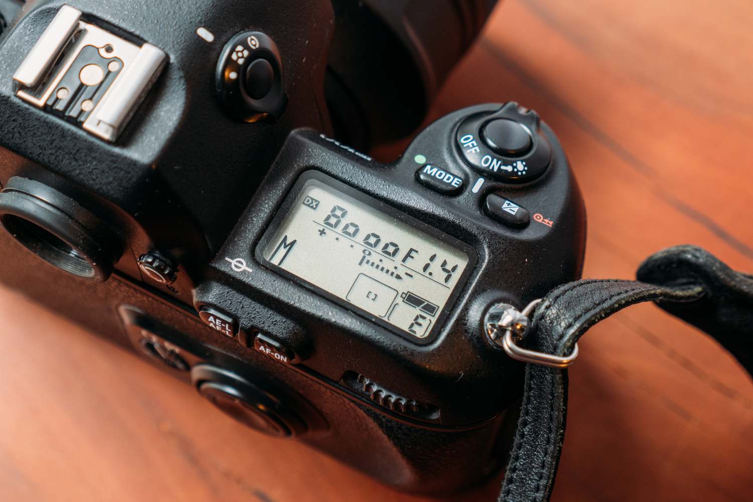 フィルムAFカメラ NIKON F100を購入。デジタル的な操作感のフィルム