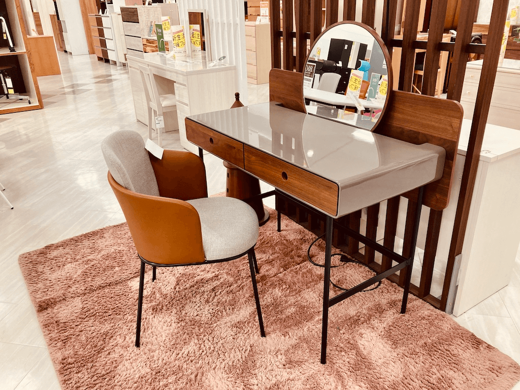 コンパクトで丸みのあるエッジが可愛らしいドレッシングテーブル