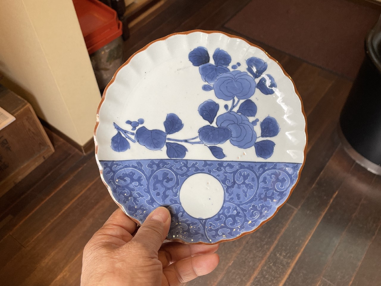 ギャラリー安原 / ご売約 藍九谷 白丸花文輪花中皿