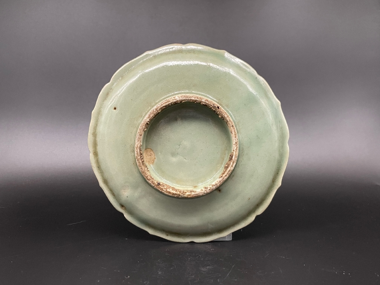 ギャラリー安原 / ご売約 初期伊万里 青磁 鎬渦巻文皿