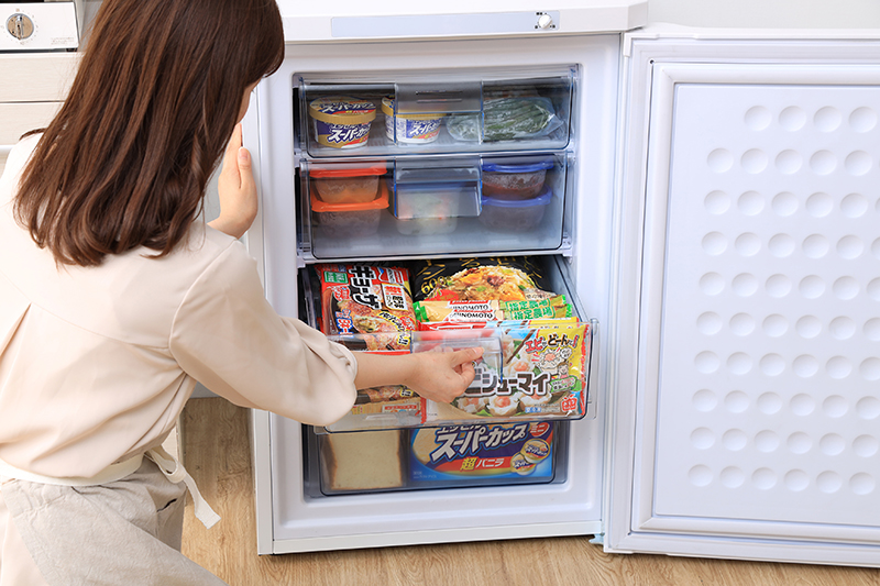 アイリスオーヤマ ノンフロン前開き冷凍庫 85L（IUSD-9B-W） 家電 | G