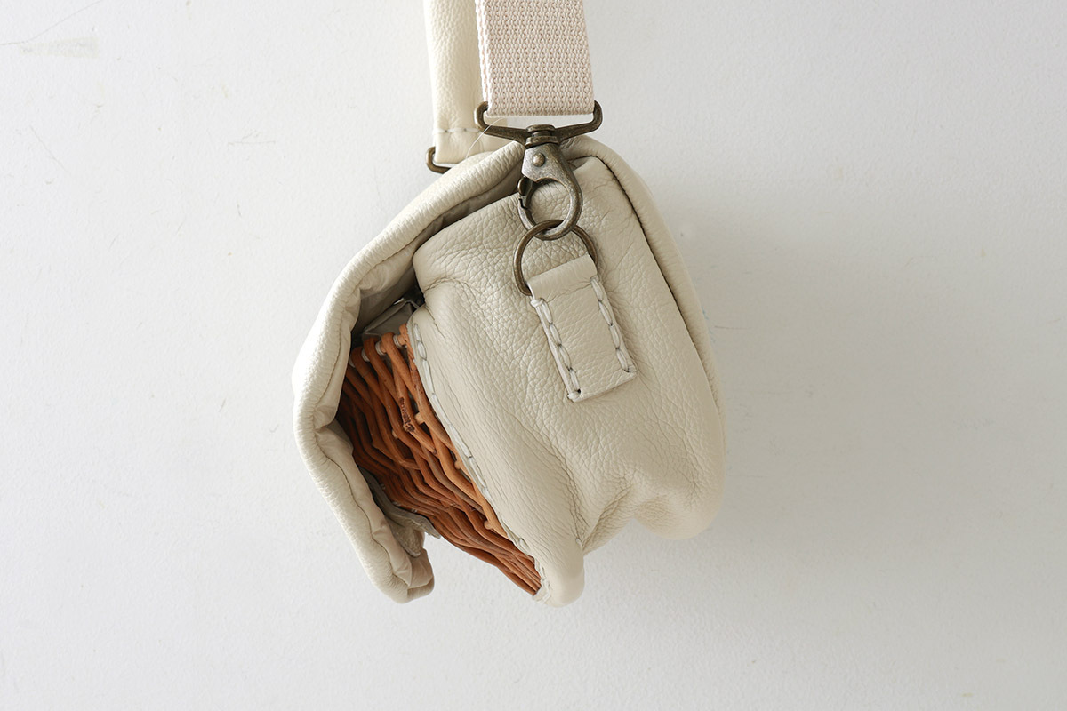 ebagos エバゴス フニュシュリンク・ボディバッグS