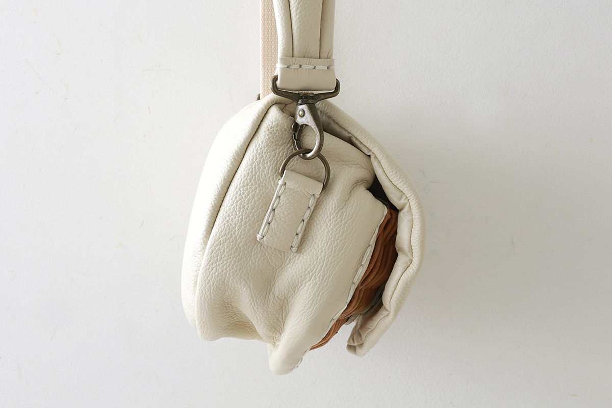 ebagos エバゴス フニュシュリンク・ボディバッグS