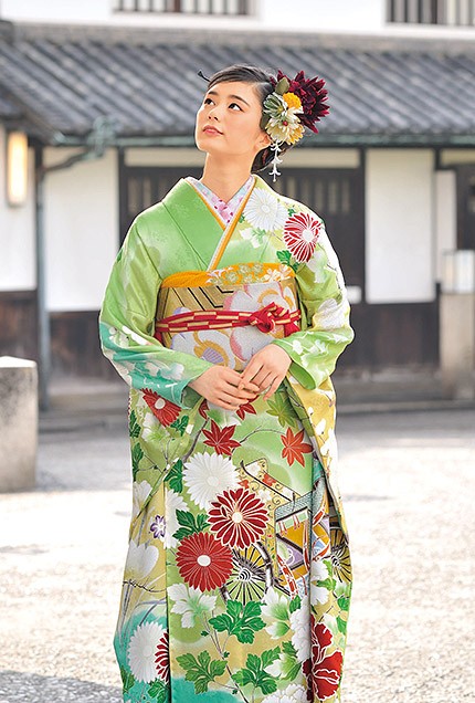 ライトグリーン地に赤い花がモダンな振袖【K-01】｜振袖ギャラリー