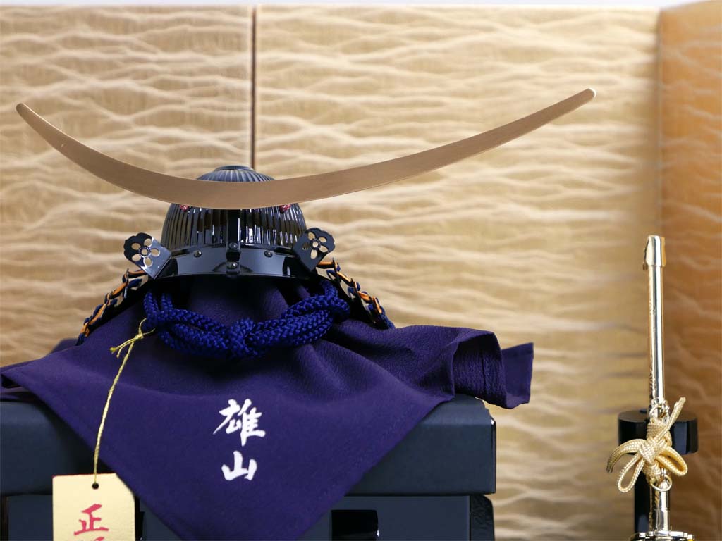 伊達政宗公弦月形鍬形筋鉢兜5号四曲絹張り金屏風平飾りが安い 雄山作