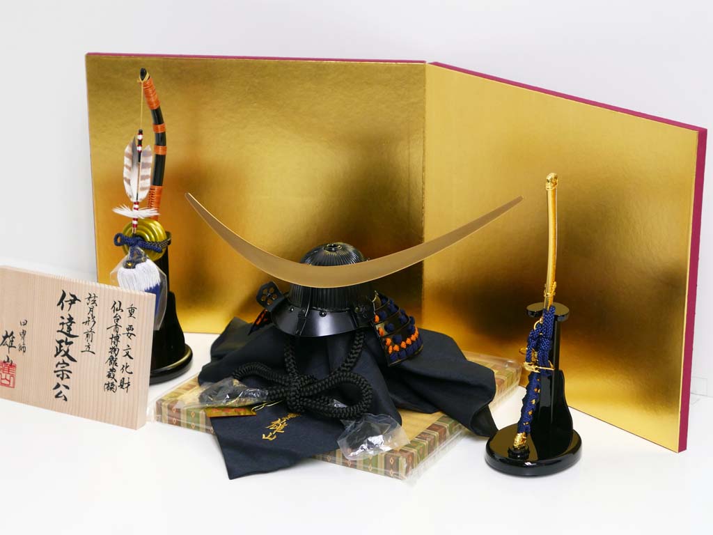 伊達政宗公兜1/3サイズ二曲金屏風弓太刀兜飾りが安い 雄山作 五月人形