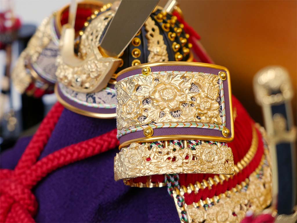 激安五月人形在庫処分】純金箔押兜10号二曲金屏風七宝文様収納飾りが