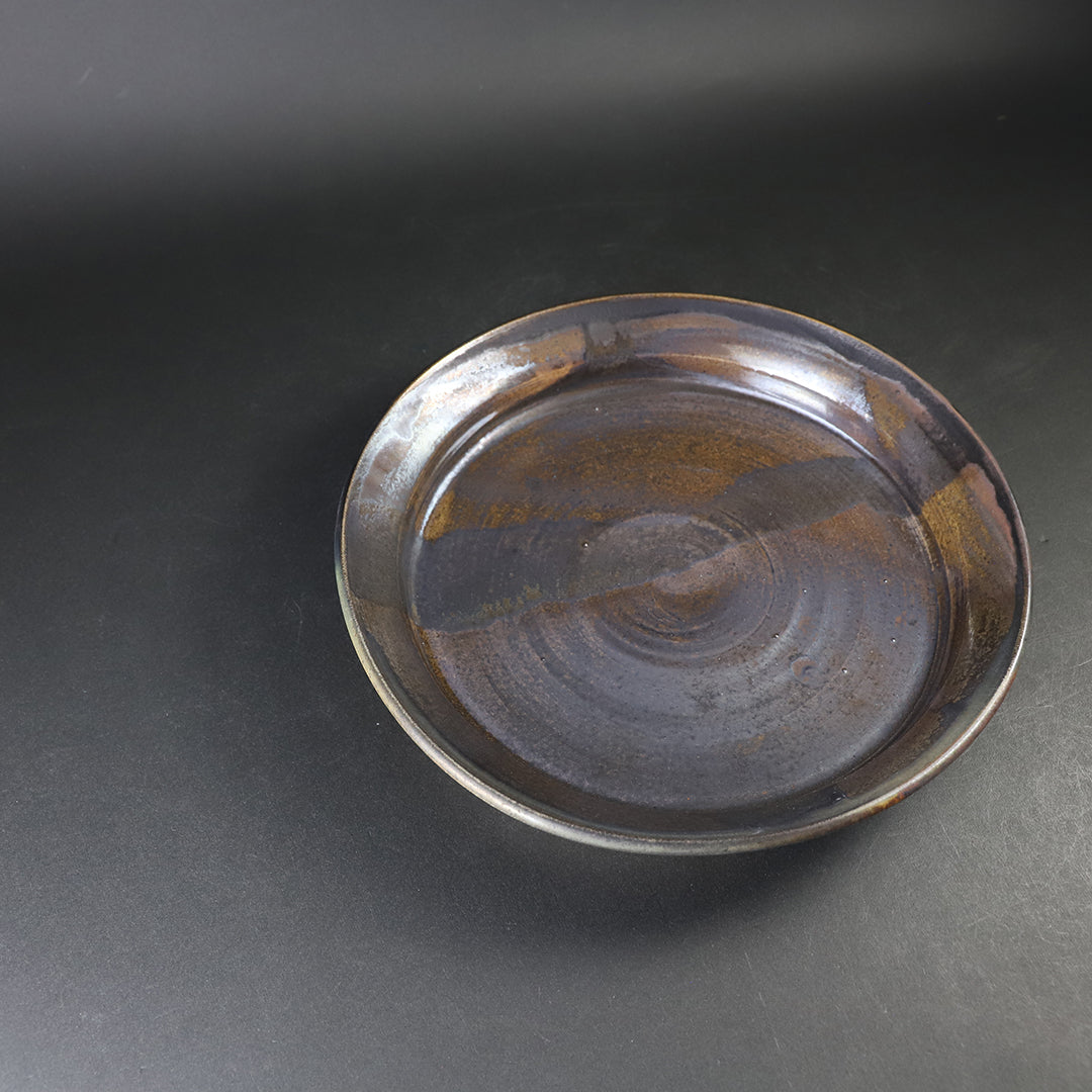 土屋由起子 作 窯変黒唐津平皿2 – ギャラリー一番館オンラインショップ