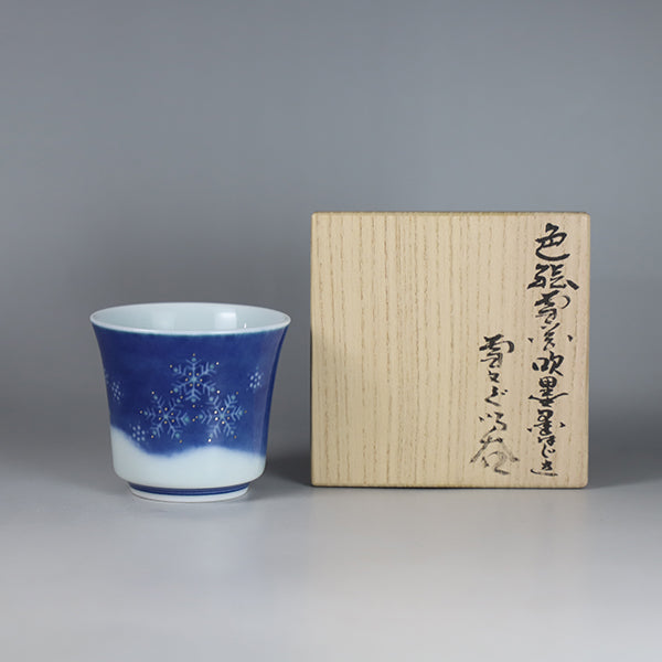 十四代今泉今右衛門 作 色絵雪花吹墨墨はじき雪文ぐい呑 – ギャラリー