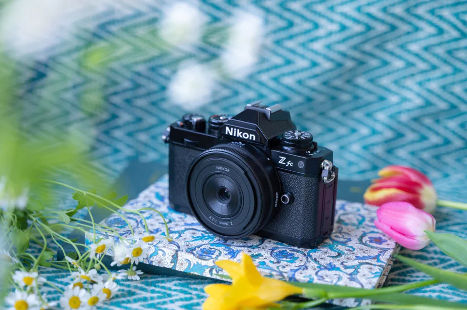 高性能パンケーキレンズ「NIKKOR Z 26mm f/2.8」の魅力を3名のNikon