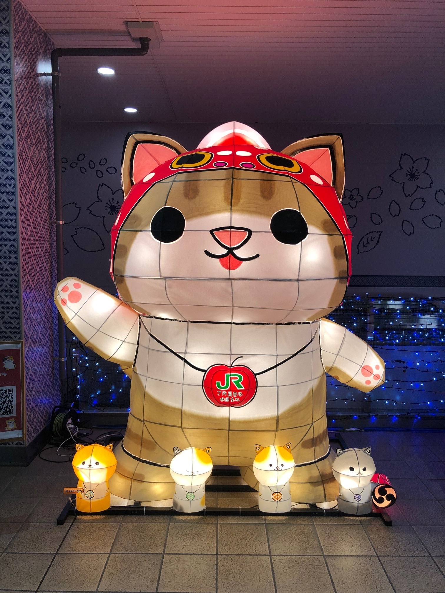 JR弘前駅に・・・可愛い「つがにゃん」ねぷた | 株式会社交通新聞社