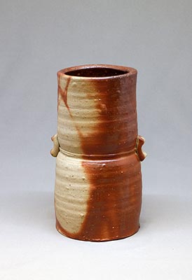 備前緋襷耳付花入 – 岡南ギャラリー