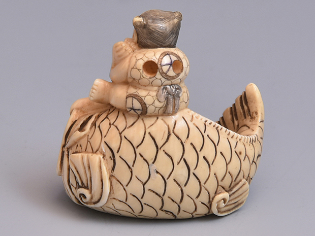 根付 銘「秋月」 唐子大魚乗り 時代物 26g 牙調 提物 精密彫刻 根付 銘