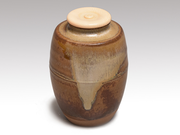 高取焼 肩衝茶入 高取喜恵(作) 共箱 象牙蓋 仕覆（藤種緞子・鎌倉金襴