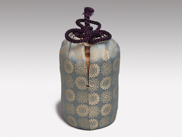 信楽茶入 今井桂秋（作) 共箱 象牙蓋 仕服(菊紋緞子) | 古美術ささき