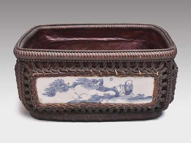 四方炭斗 炭取 籐組 染付板入り | 古美術ささき