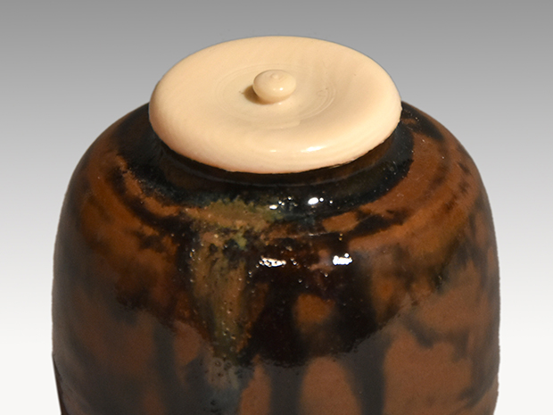 丹波飴釉肩衝茶入 市野豊治(作) 共箱 象牙蓋 仕服(間道) | 古美術ささき