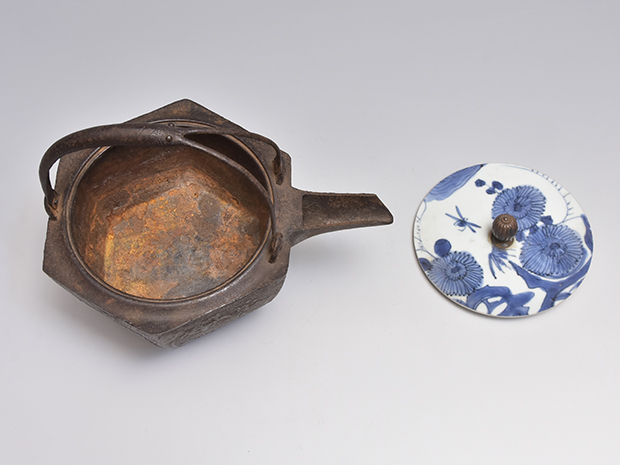 鉄燗鍋 銚子 六角松竹梅紋 海老手付 染付蓋 江戸時代 | 古美術ささき