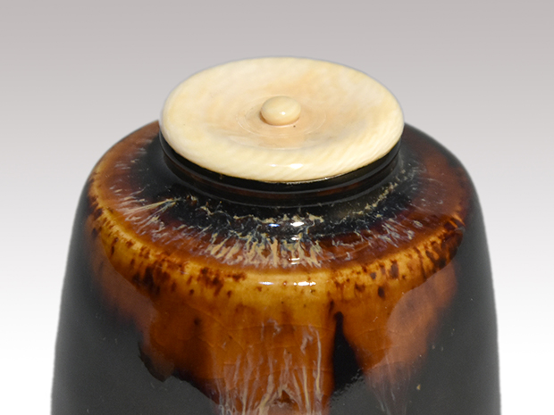 肩衝茶入 桶谷定一(作) 共箱 象牙蓋 仕服(七曜太子) | 古美術ささき