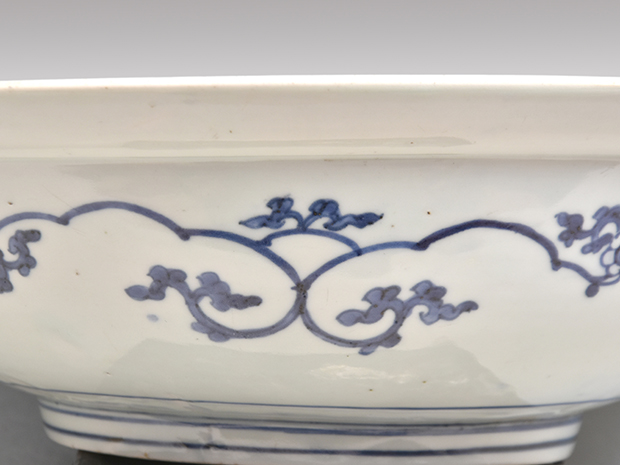 所載品 古伊万里（藍柿右衛門様式）草花文大鉢 江戸時代中期 | 古美術