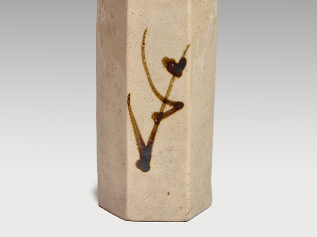 浜田庄司(作) 鉄絵キビ文六角花生 花入 共箱 | 古美術ささき