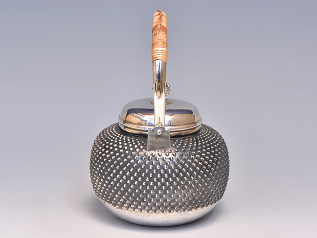 純銀 霰湯沸 銀瓶 秀峰(作) 共箱 重量：910g 未使用 | 古美術ささき