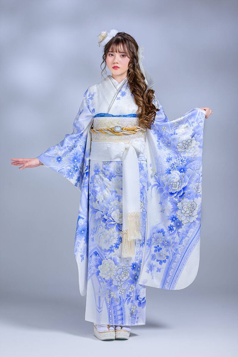 純白にロイヤルブルー 上品なスタイルの振袖は まるで天使のように可憐