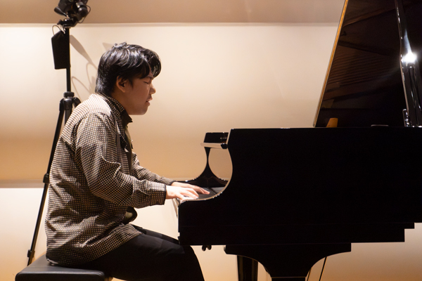 佐川和冴さんが語るピアノへの想いとグランドピアノGXの魅力｜読み物