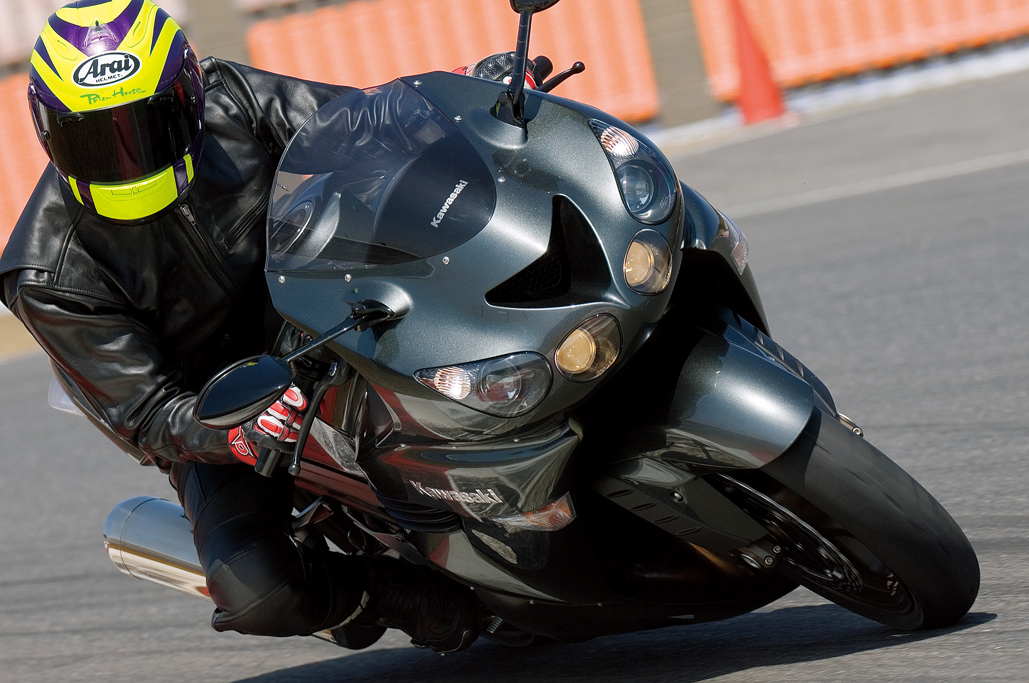 回転数に応じて豹変する最強エンジン／ZZR1400(A) | 試乗・車両解説