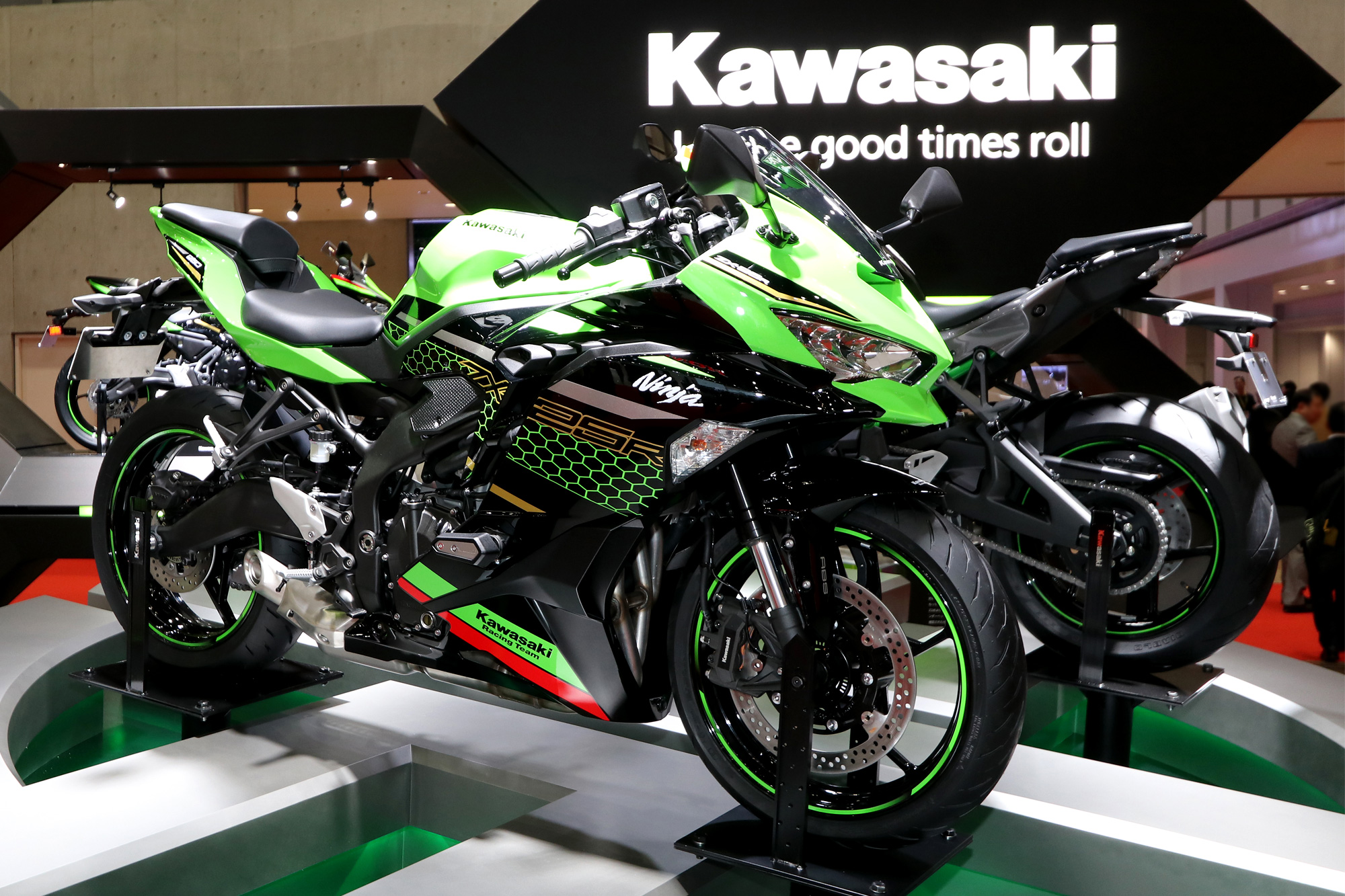 Ninja ZX-25Rの詳細解説。ワンクラス上の豪華メカニズムを満載 | 試乗