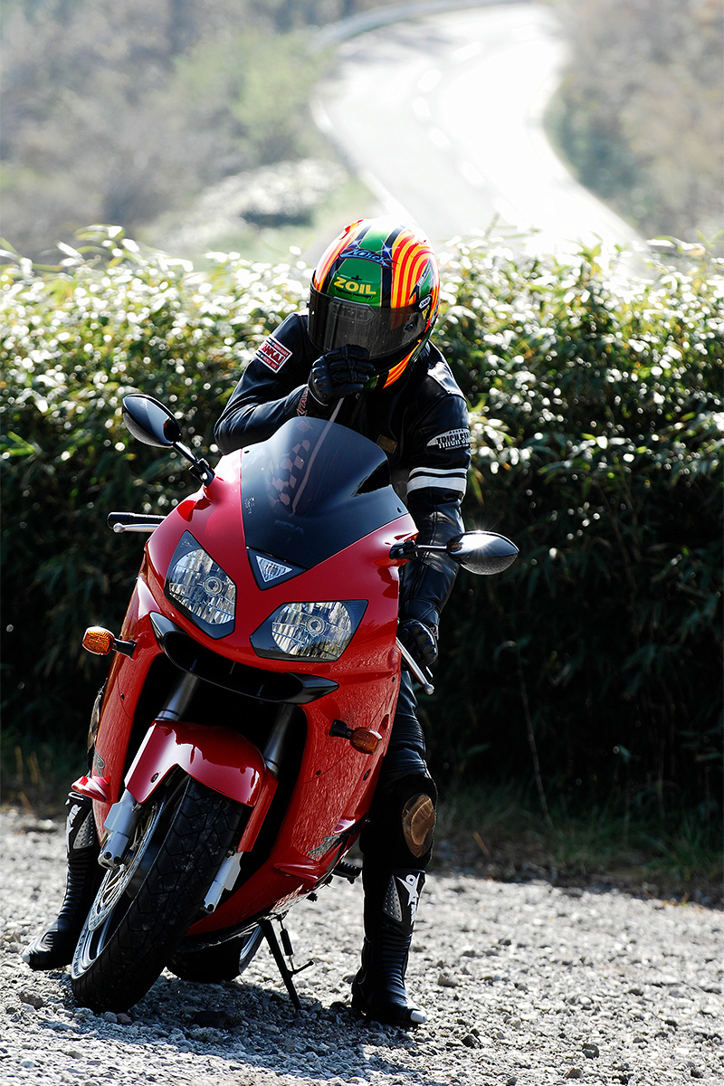 過激なパワーと加速力。艦の称号がここにある／ZX-12R(2002) | 試乗