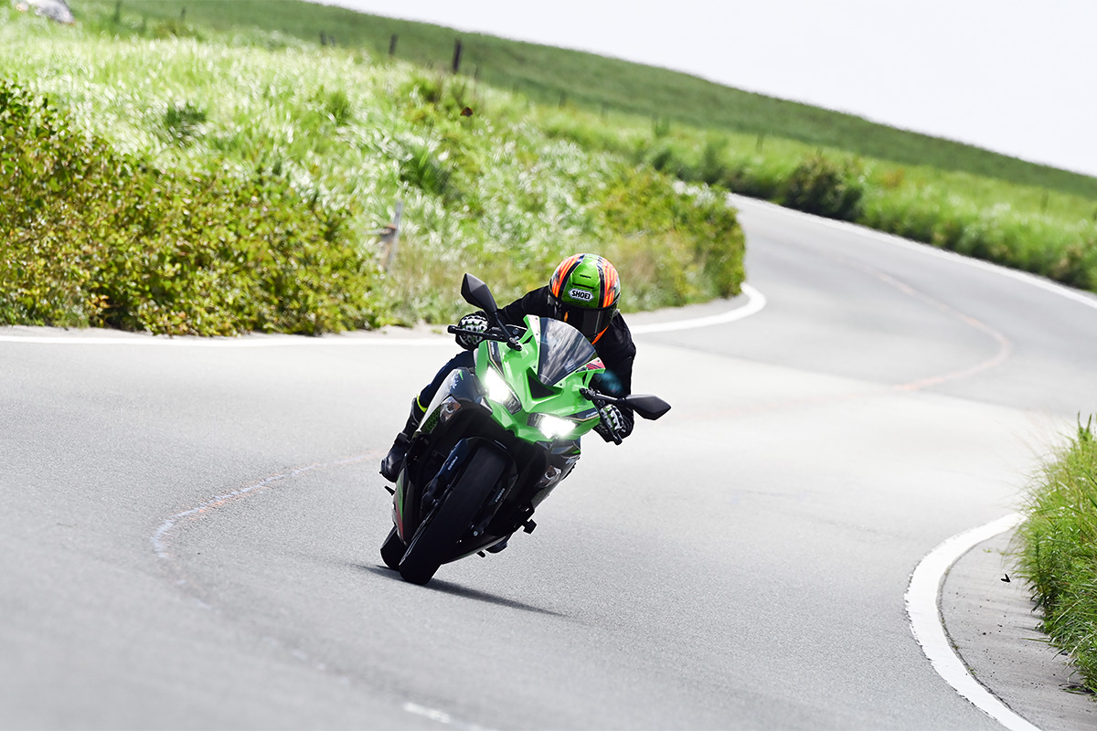 トリックスター・鶴田氏が斬る!! Ninja ZX-25Rインプレッション | 試乗