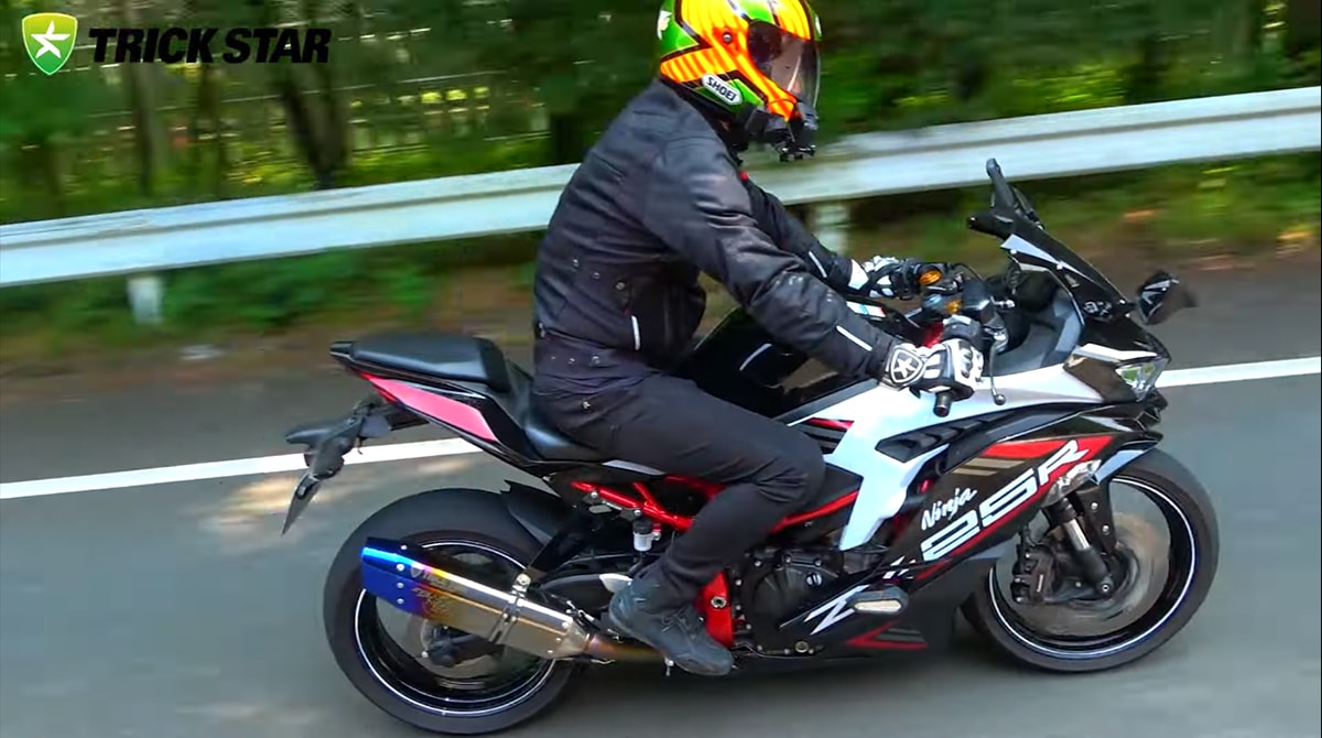 トリックスターはYouTubeで同社Ninja ZX-25R用IKAZUCHIマフラーの比較